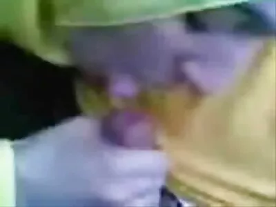 સોકર  બચ્ચાને લટકતા પુરૂષવાચી ડ્રાઇવર સાથે ચકરાવો છે