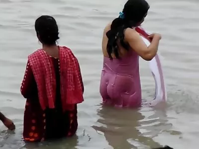 ગંદા કિશોર બાથરૂમમાં અને પલંગ  પર સખત ચોદાય છે