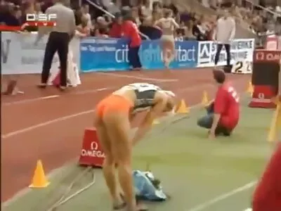દૈવી  કિશોર ચિકને ગધેડામાં ગમવું ગમે છે