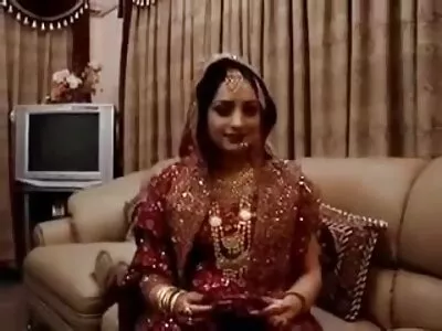 શાનદાર લેસ્બિયન કેટલાક ઓનલાઈન બીપી રમકડાંના ઉપયોગ સાથે ગંદી ગુદા રમતો રમે છે