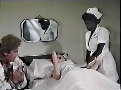 ગુદા ખેડાણ અને Pussy ચાટવા સાથે Kinky લેસ્બિયન સેકસી બીપી સેકસી ત્રણેય