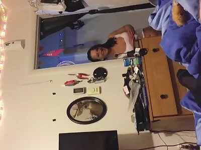 શ્યામા સેકસી પીચર બીપી છોકરી ગરમ blowjob આપે છે અને ડિક અને cums સવારી