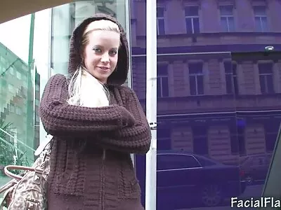 ગર્લ બોયફ્રેન્ડ સાથે સેક્સ કર્યા પછી તેની  ફ્રેન્ડ પાસે ફડ કરવા આવે છે