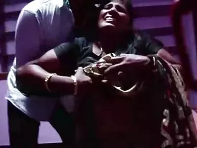 સુંદર કિશોરો માટે ઝડપી રૂપિયા તેના suck અને સવારી ડિક બનાવે  છે
